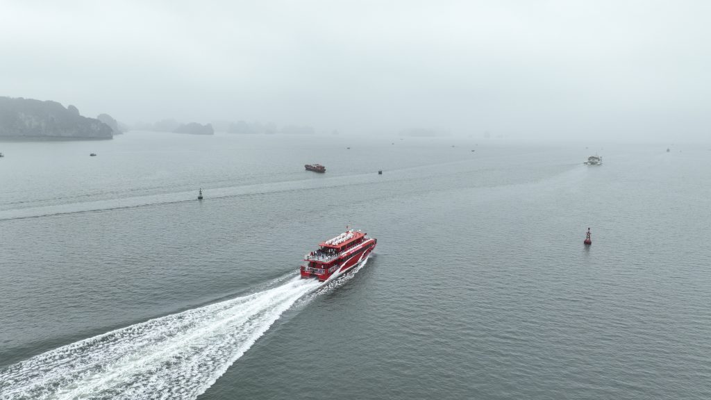 Ngắm tàu cao tốc, xe điện mới hiện đại đưa du khách khám phá Cát Bà